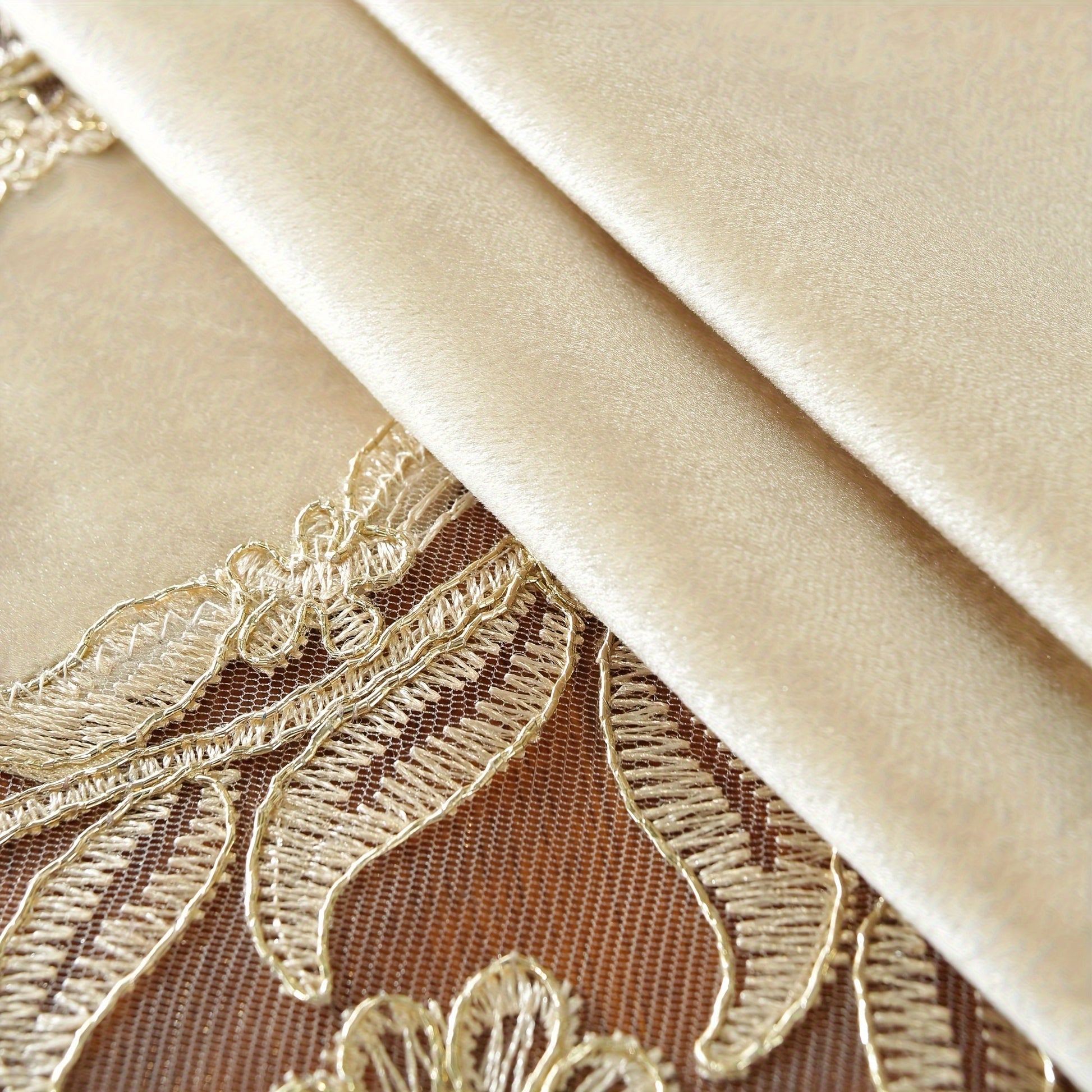 Nappe élégante en polyester avec dentelle dorée brodée – polyvalente pour toutes les saisons, résistante aux taches et à la chaleur, parfaite pour la maison