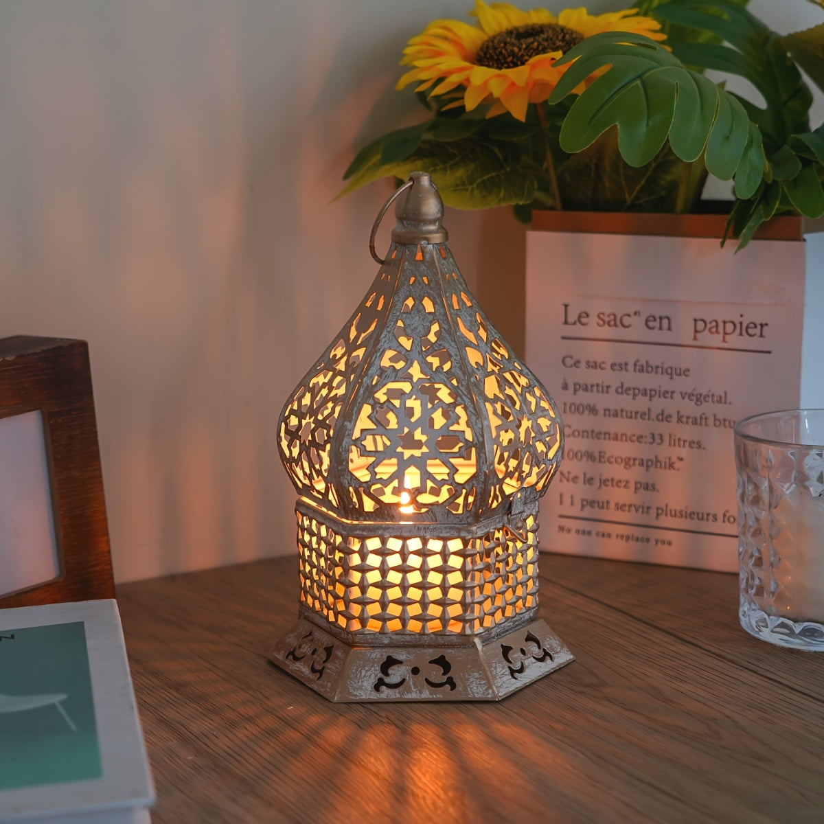 Lanterne décorative élégante blanche à bords dorés – motifs floraux délicats, base en fer robuste, idéale pour les mariages, Noël et la décoration intérieure – Bougie non incluse, porte-bougie.