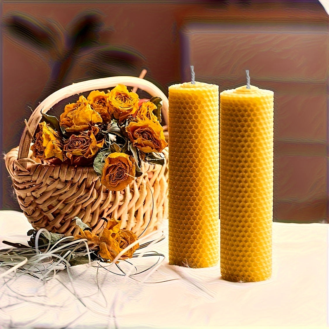 Lot de 4 bougies en cire d'abeille Violet / Bleu / Rouge / Jaune dans une boîte cadeau – Bougies ovales à une mèche, parfum miel avec fleurs séchées et pour une douce lumière nocturne, avec support à bougie inclus.