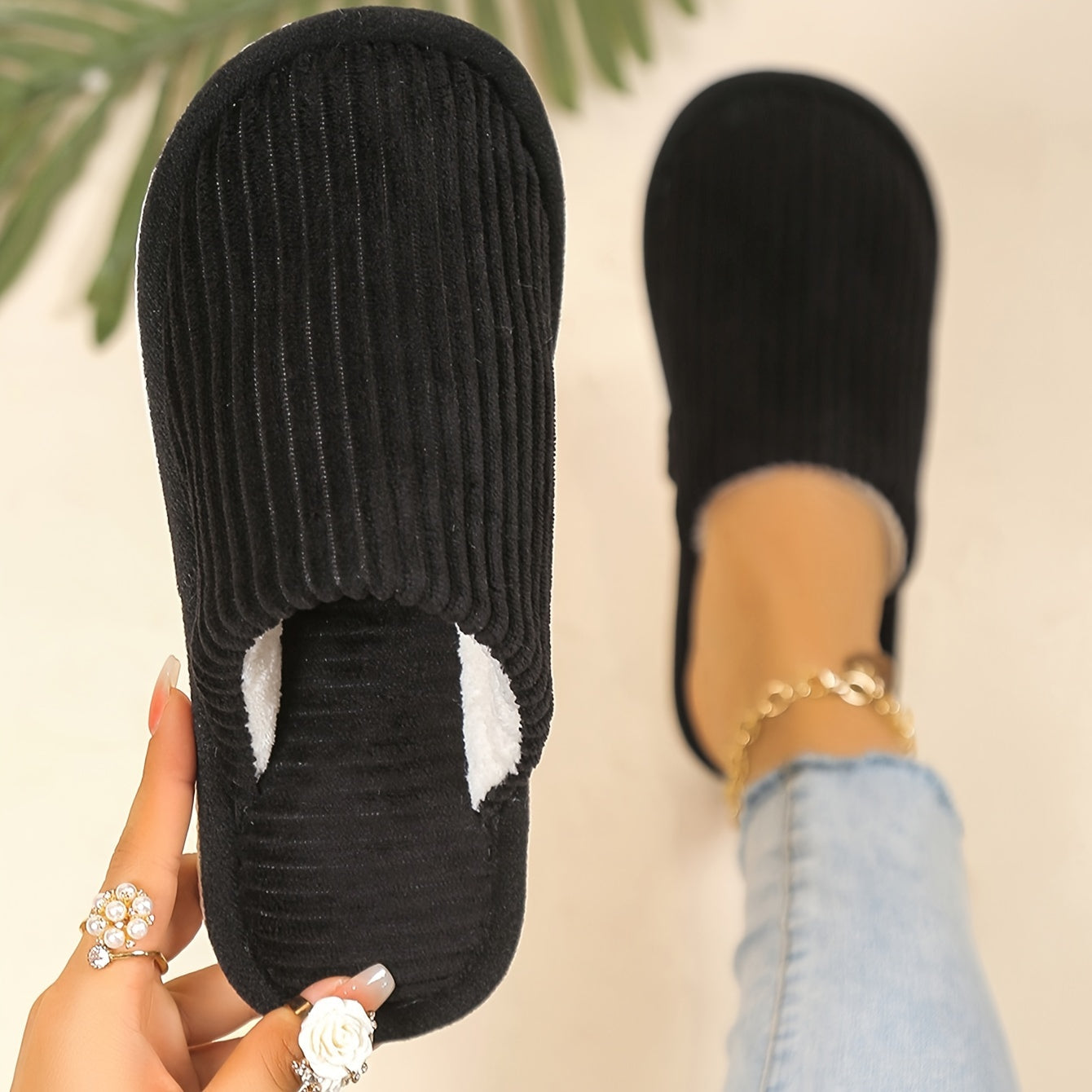Chaussons unis doublés en peluche, chaussures confortables et chaudes à bout fermé avec semelle douce, chaussons d'intérieur duveteux.
