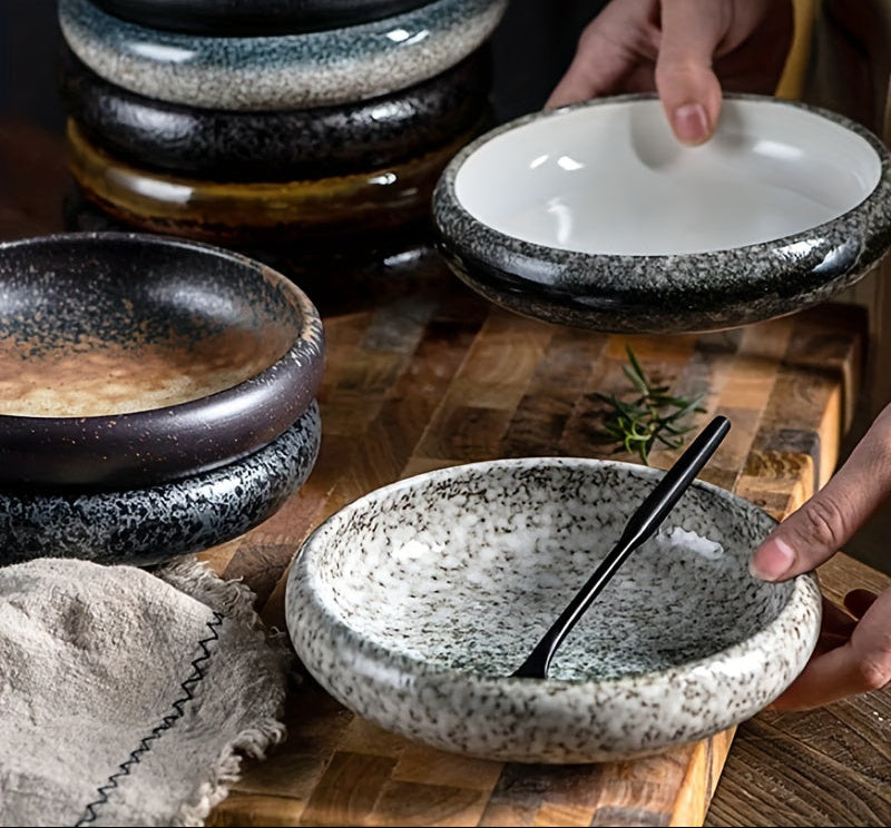 Assiette en céramique avec émaillage créatif