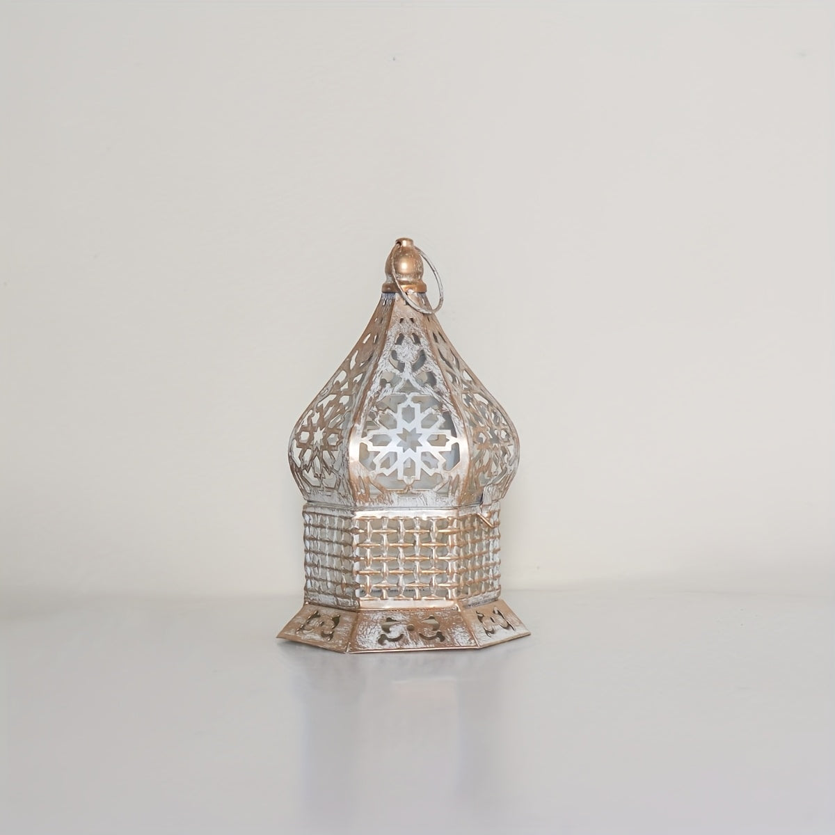 Lanterne décorative élégante blanche à bords dorés – motifs floraux délicats, base en fer robuste, idéale pour les mariages, Noël et la décoration intérieure – Bougie non incluse, porte-bougie.