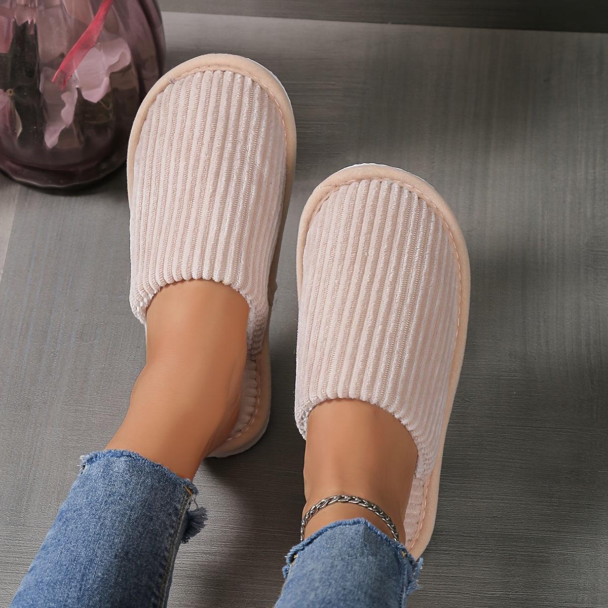 Chaussons unis doublés en peluche, chaussures confortables et chaudes à bout fermé avec semelle douce, chaussons d'intérieur duveteux.