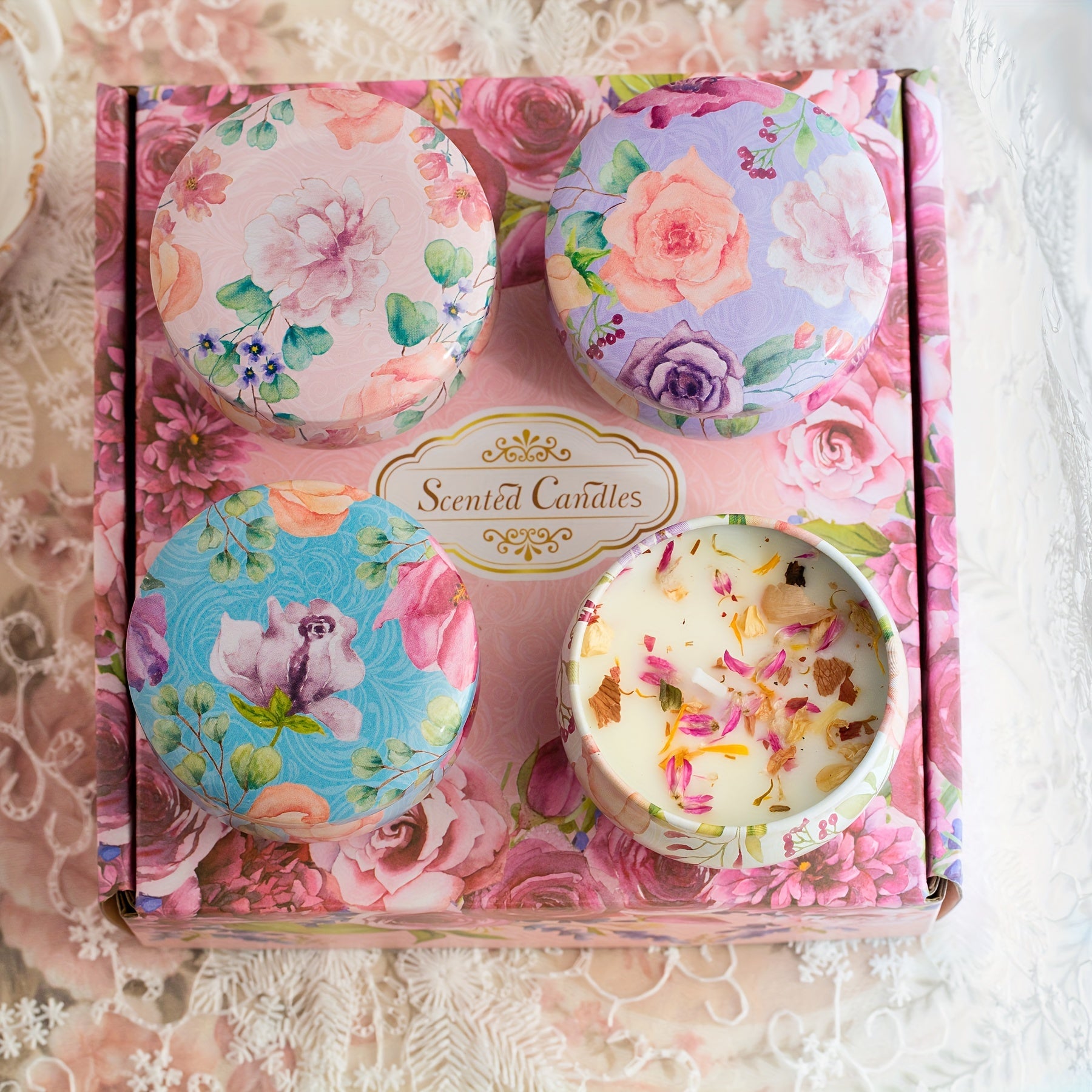 Coffret de 2 ou 4 bougies parfumées pour femmes en cire de soja avec fleurs séchées, disponibles en quatre senteurs. Idéal pour le bain et le yoga.